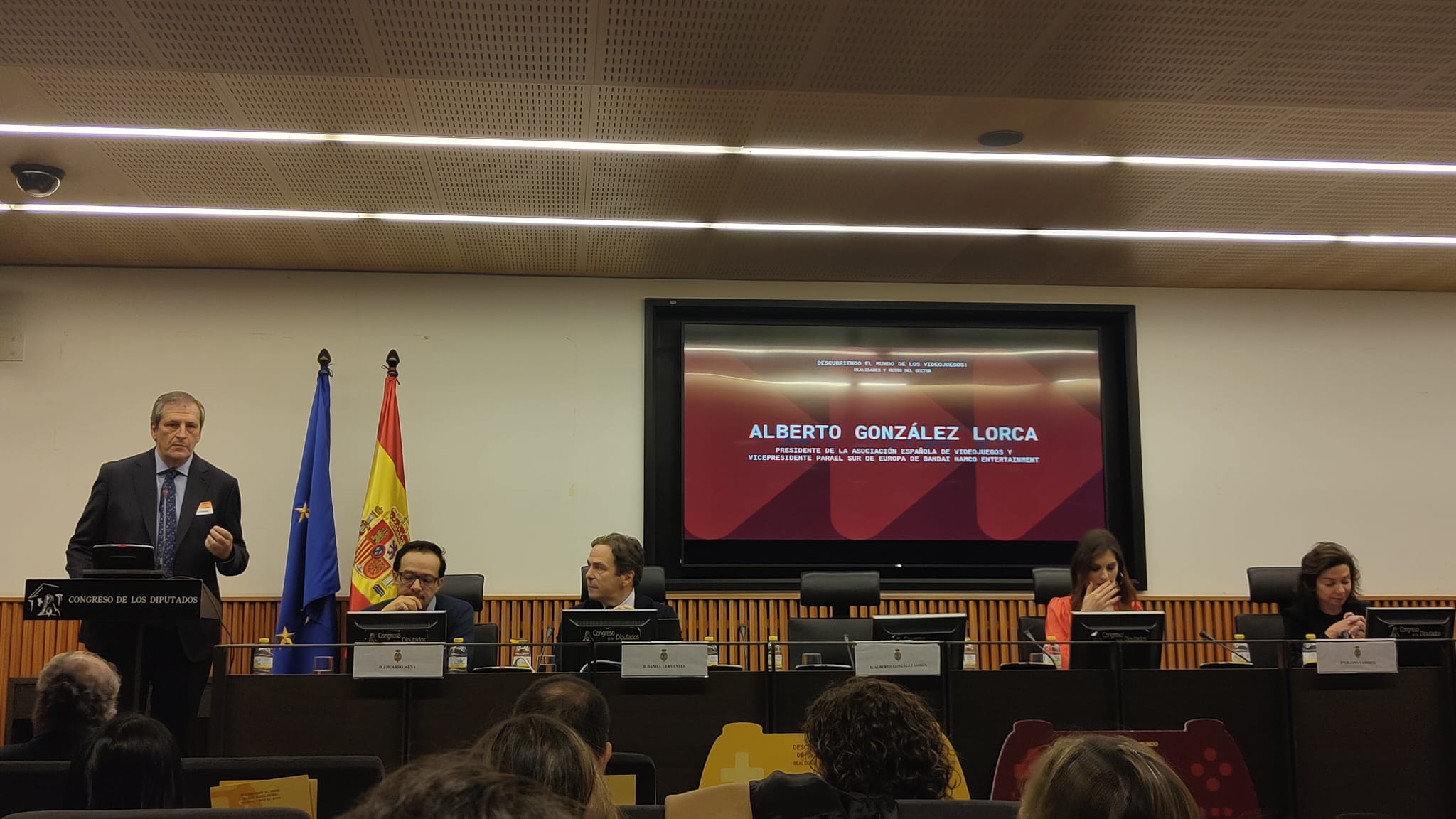 Lourdes González participando en mesa redonda