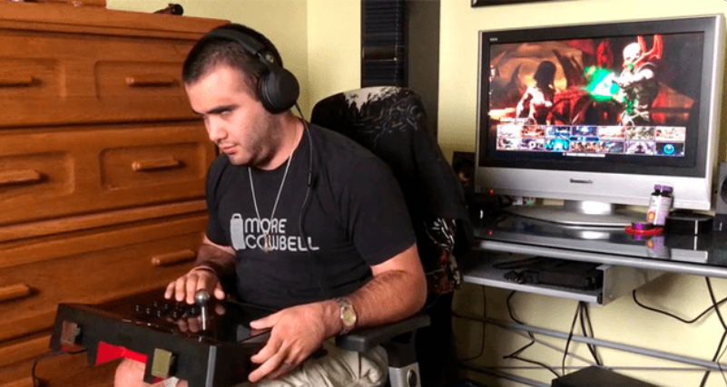 Jugador con discapacidad visual jugando al videojuego Mortal Kombat