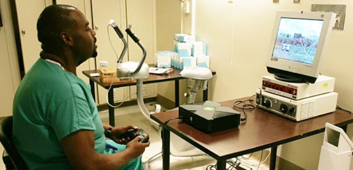 Médico juega con la xbox en el hospital