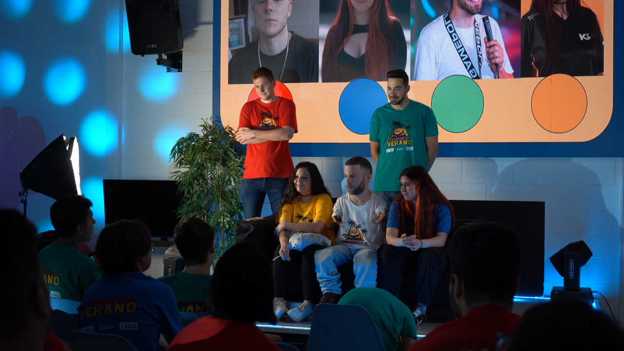 Kike con los influencers en la presentación del campamento en Málaga