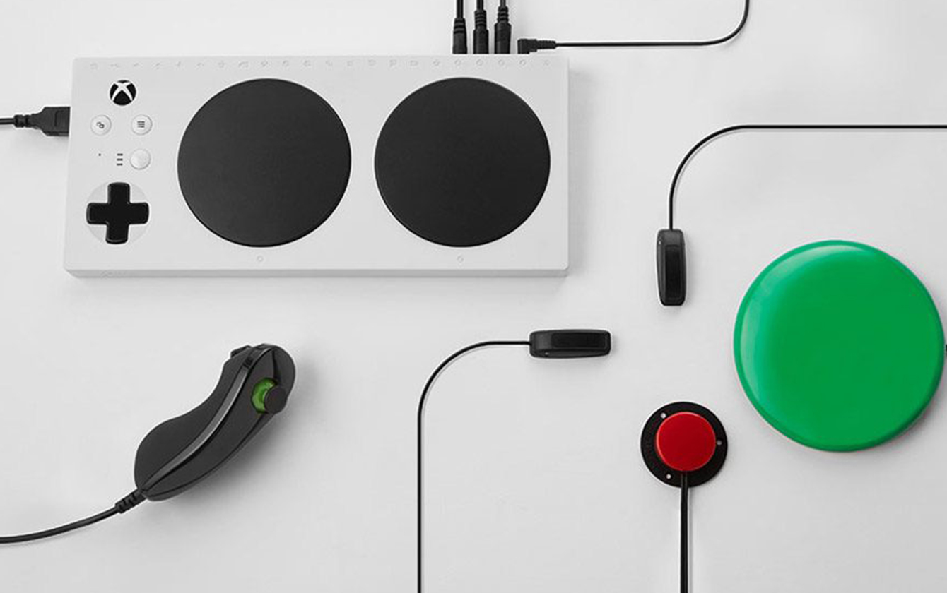 El Xbox Adaptative Controller mostrando algunas de sus posibilidades de conexión y adaptación accesible