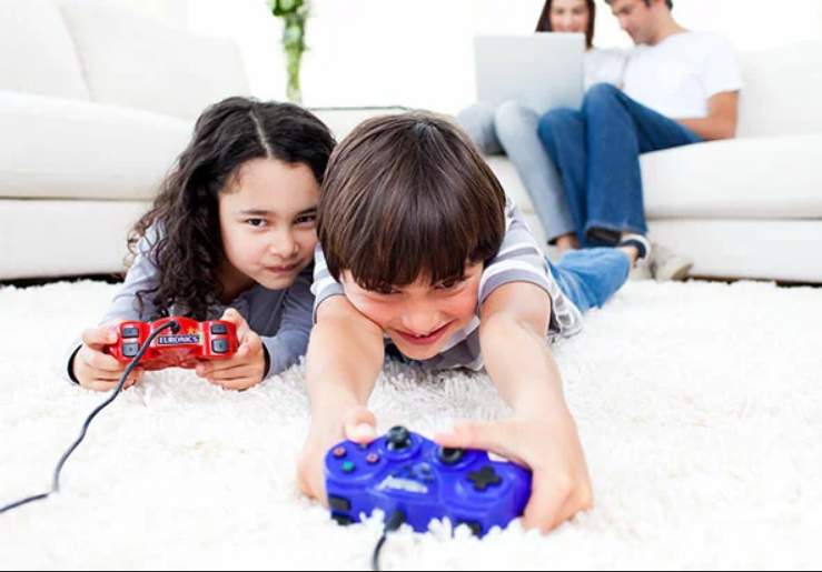 dos niños jugando a videojuegos