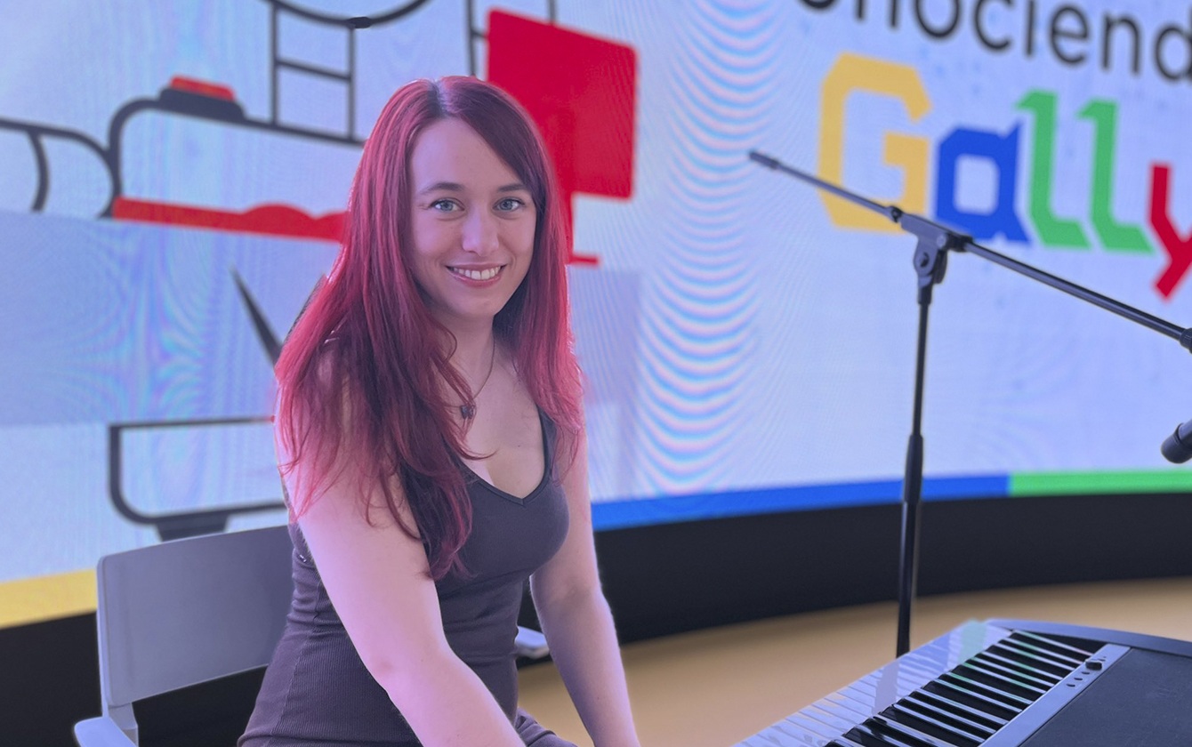 Elesky pianista y creadora de contenido en el escenario del evento