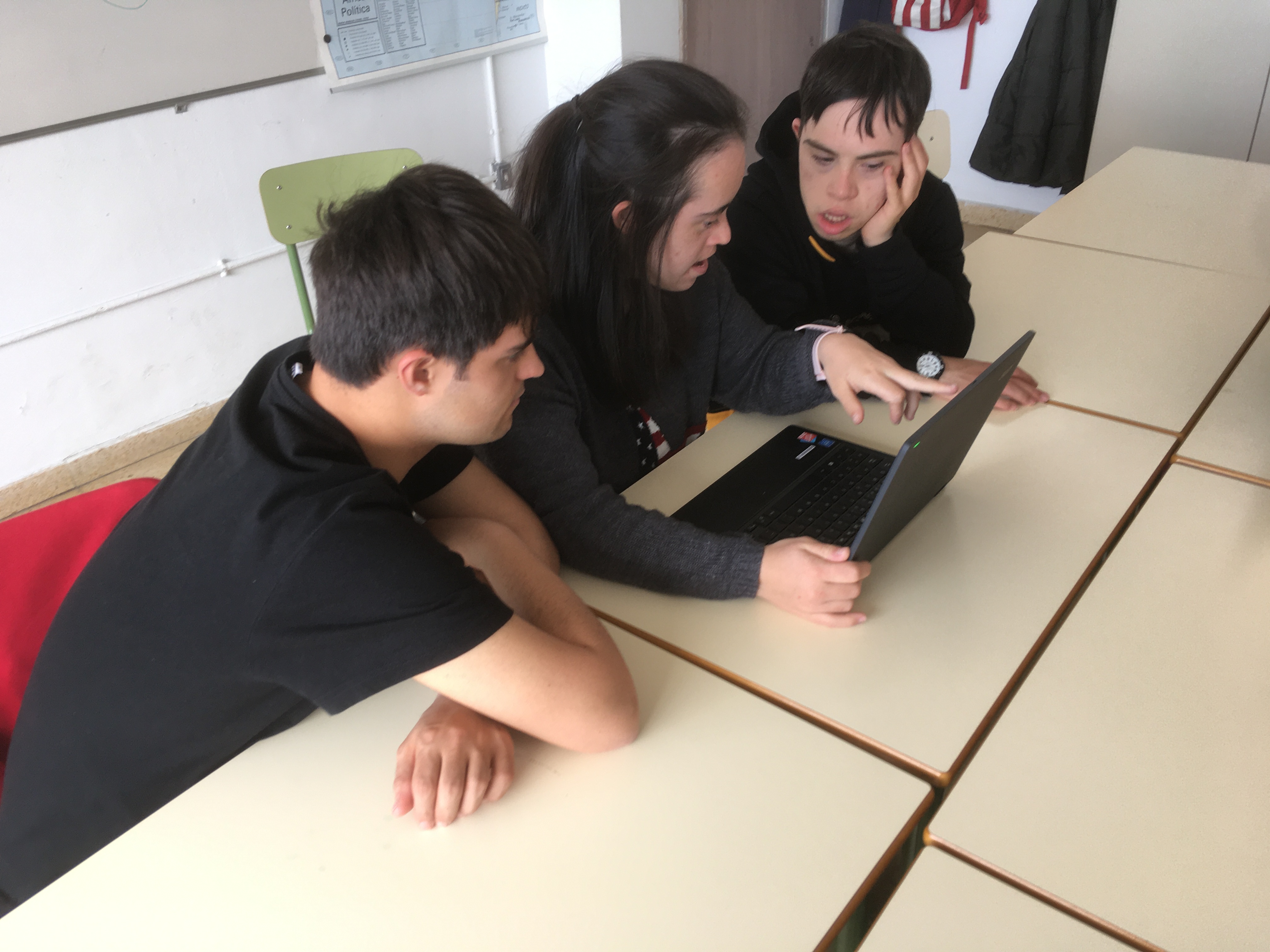 Grupo de alumnos usando ordenador portátil