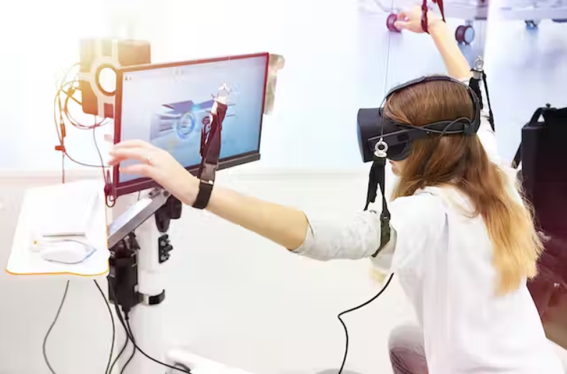 mujer usando gafas de realidad virtual frente al ordenador