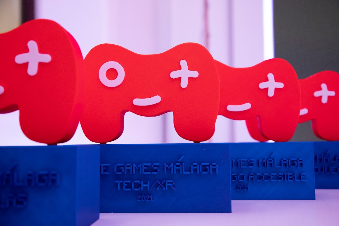Premios de los indie games malaga sobre una mesa