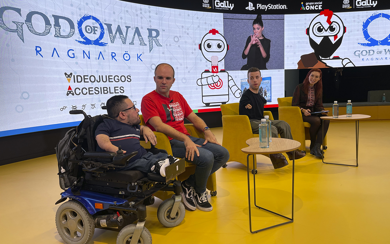 Escenario del Hub de Por Talento Digital, con Moyorz87, jugador con discapacidad física, Sergio Vera, jugador con ceguera total, y Kike García y Lara Smirnova, presentadores del evento.