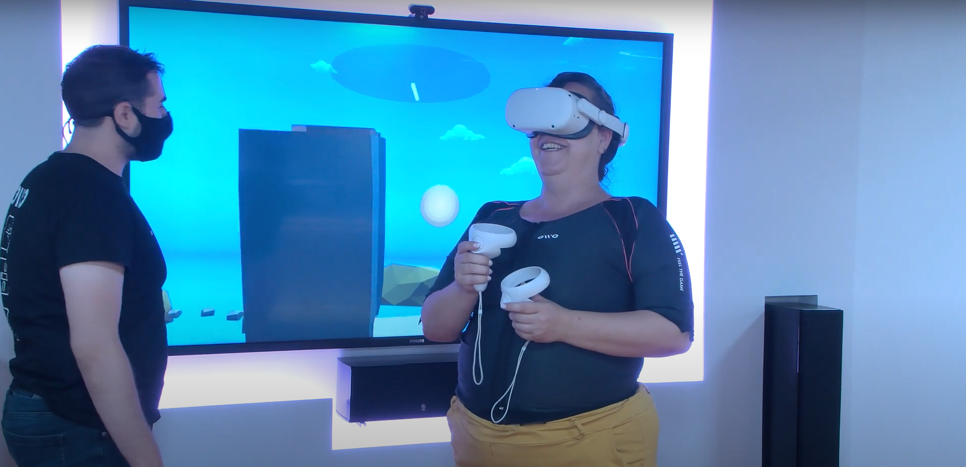 Persona con gafas de realidad virtual jugando al Lanzahachas VR