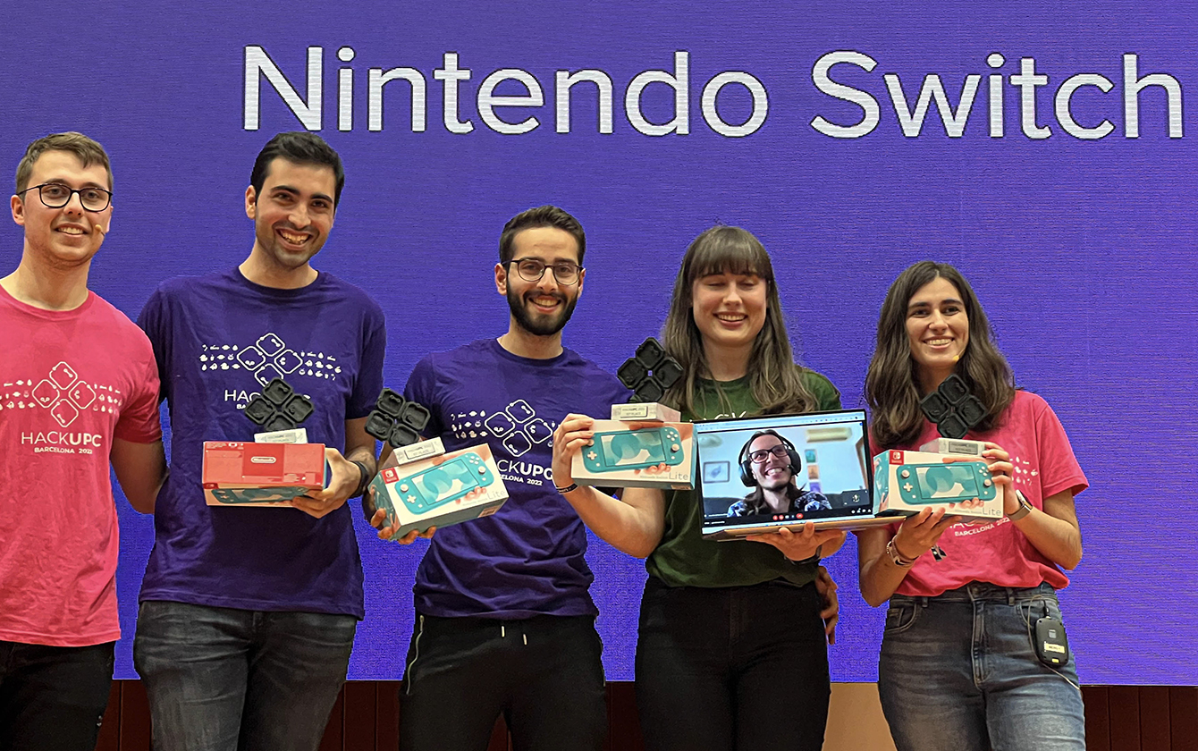 Participantes con Nintendo Switch en la mano