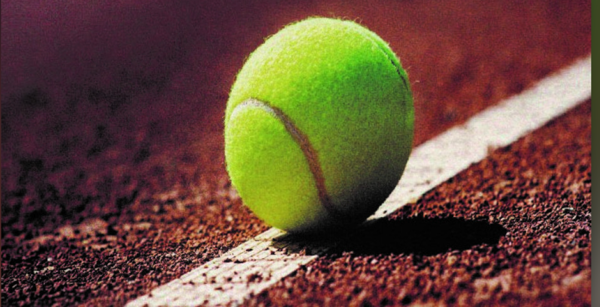 Bola de tennis botando en la línea 