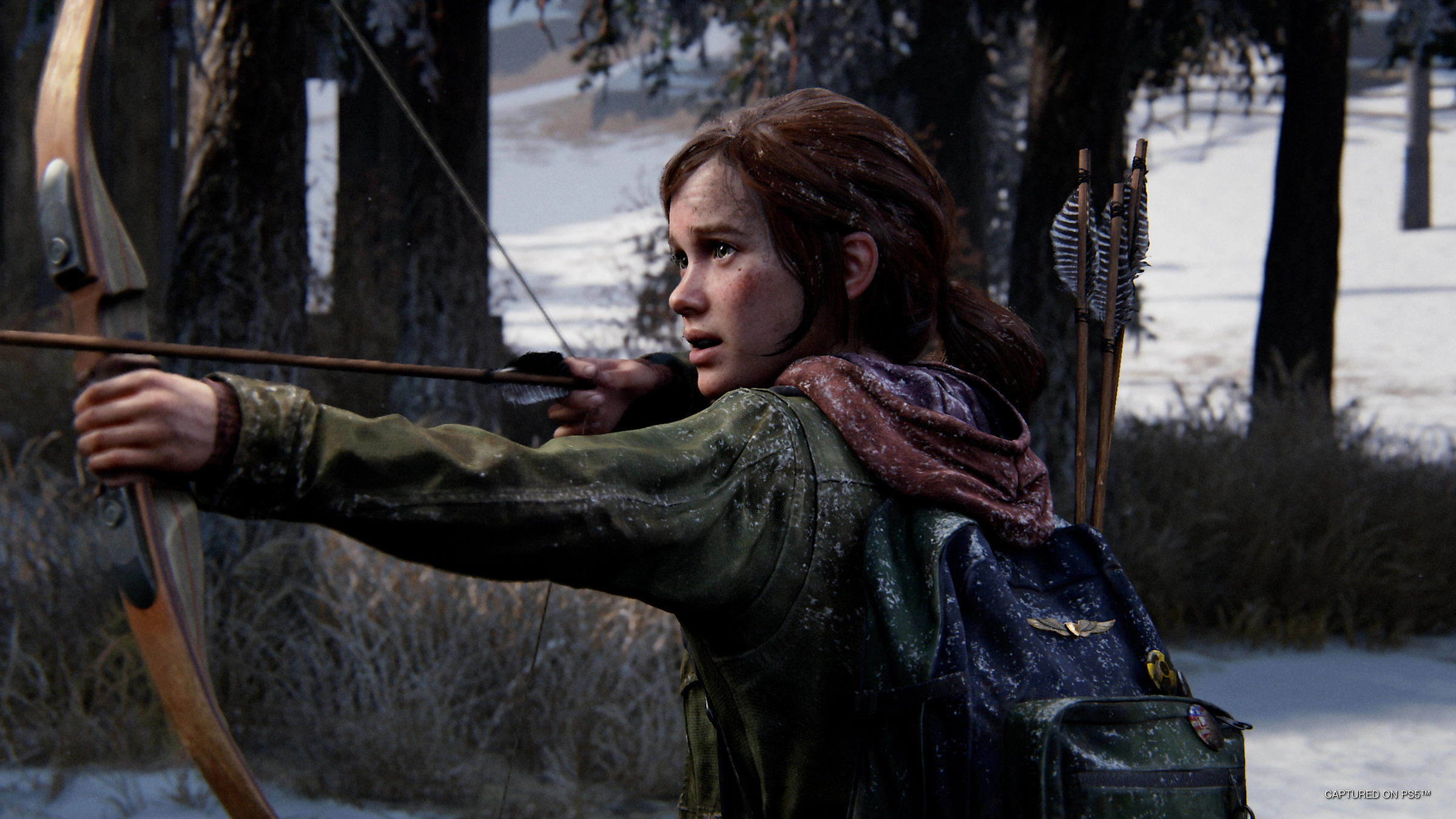 La protagonista Ellie con cara de miedo sujetando una flecha con su arco