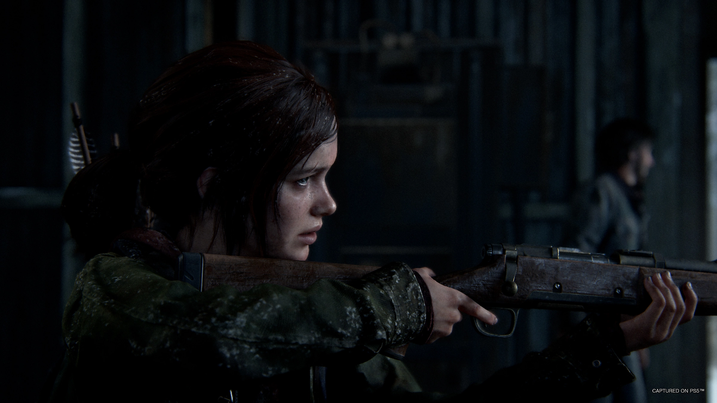 Ellie apuntando con una escopeta