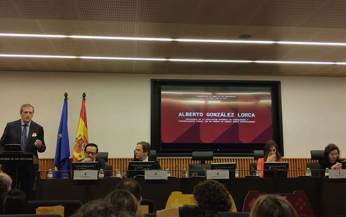 Ampliar Lourdes González participando en mesa redonda