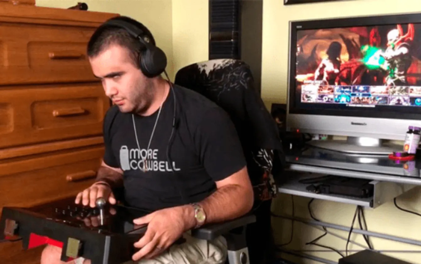 Ampliar Jugador con discapacidad visual jugando al videojuego Mortal Kombat