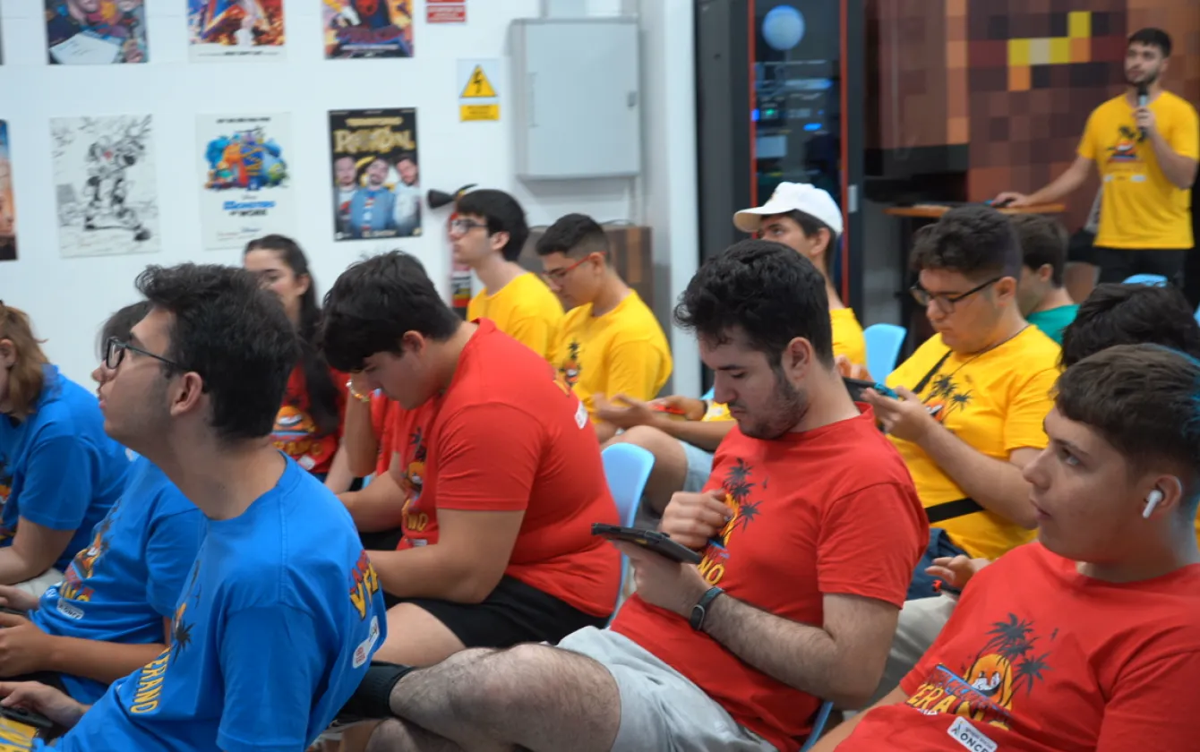 Campamento Ga11y MLG 2024 Foto Estudio videojuegos Participantes probando estudio de videojuegos