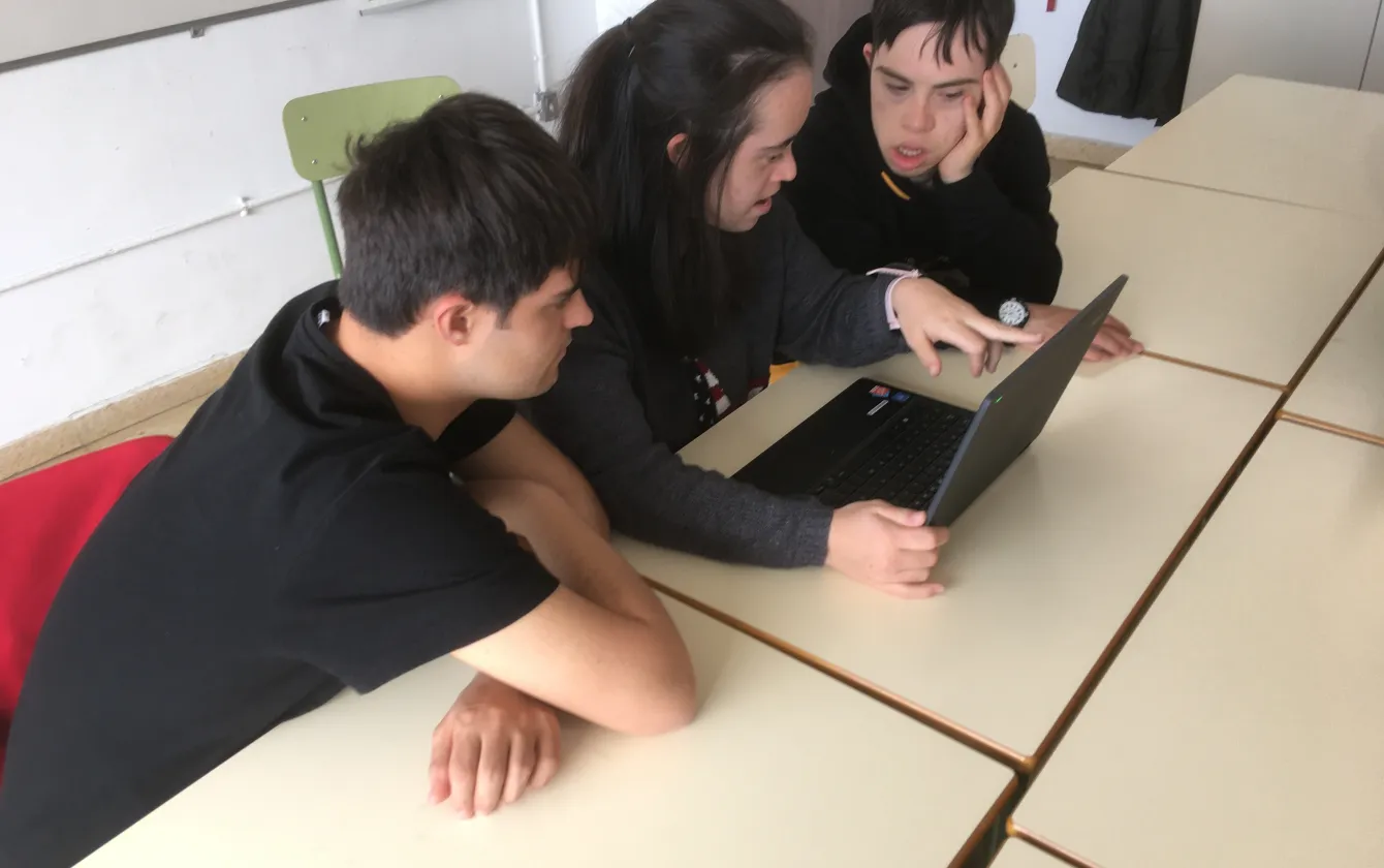 Ampliar Grupo de alumnos usando ordenador portátil