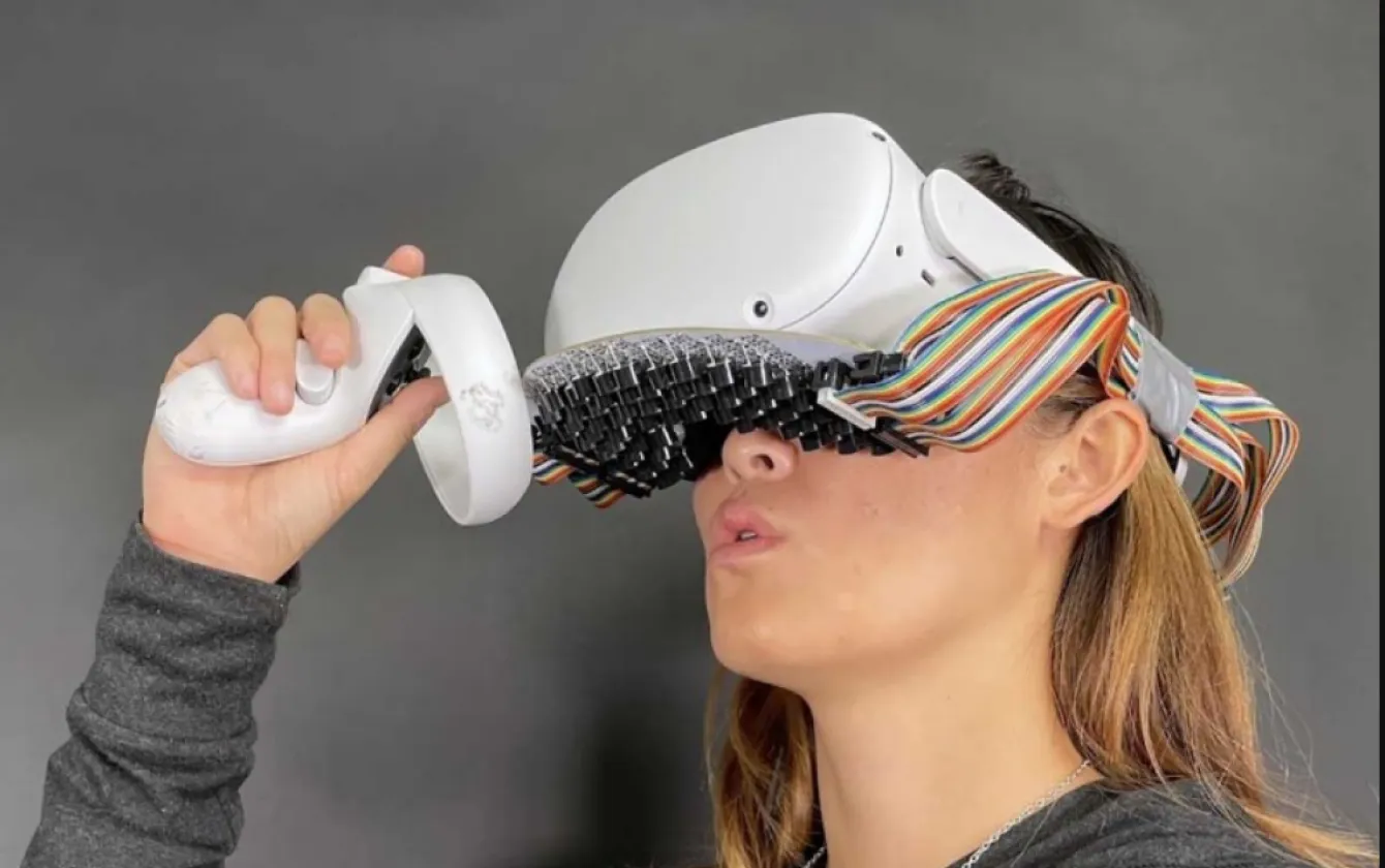 Ampliar usuaria de gafas de realidad virtual 