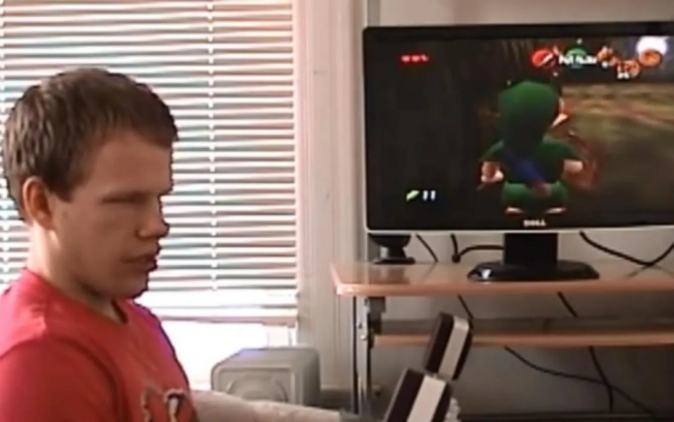 Ampliar Jugador con discapacidad visual jugando con la Nintendo 64
