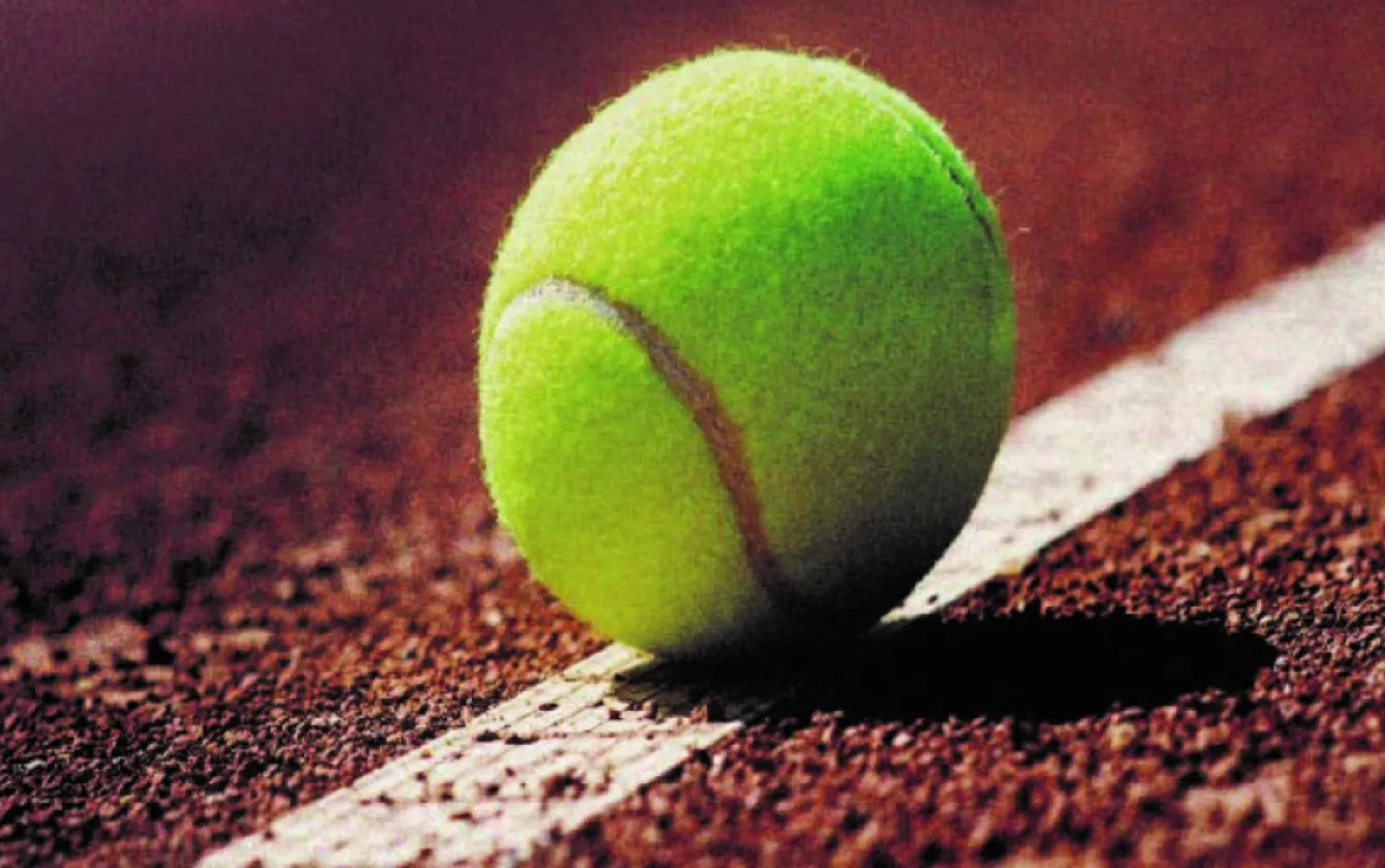 Ampliar Bola de tennis botando en la línea 